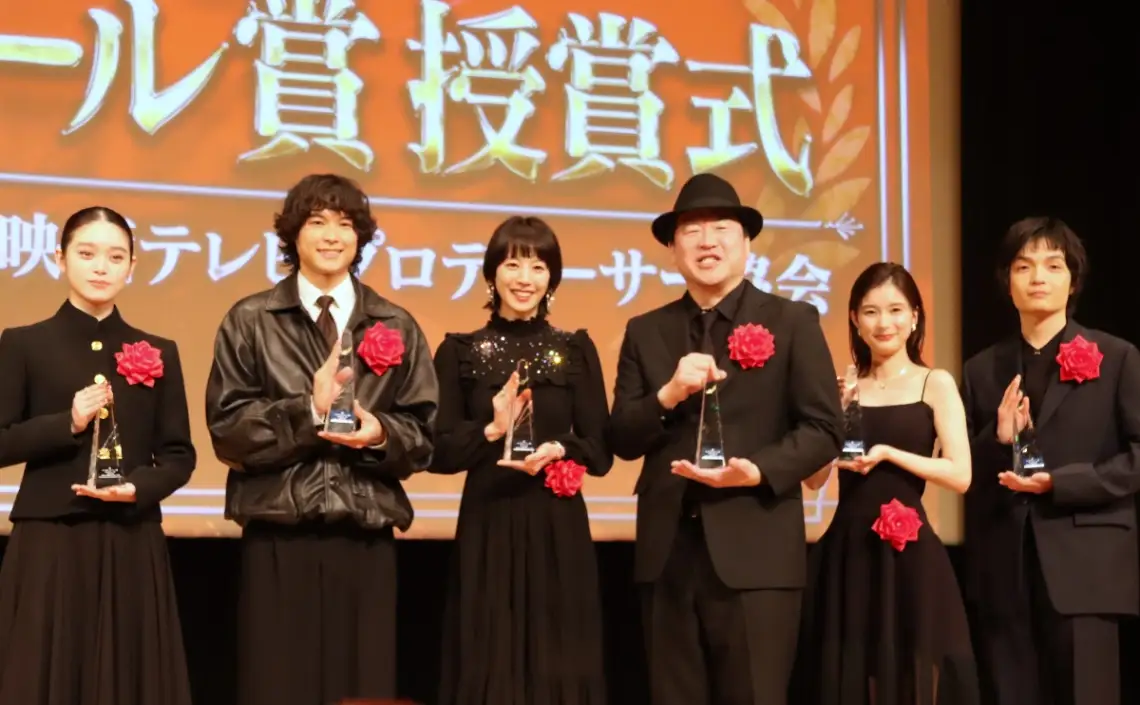 「2026年 第50回エランドール賞」を受賞した（左から）高石あかりさん、「SixTONES」の松村北斗さん、夏帆さん。佐藤二朗さん、芳根京子さん、岡山天音さん