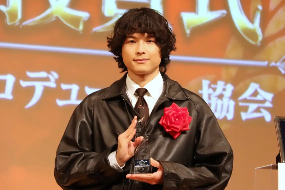 「2026年 第50回エランドール賞」を受賞し、授賞式に出席した「SixTONES」の松村北斗さん