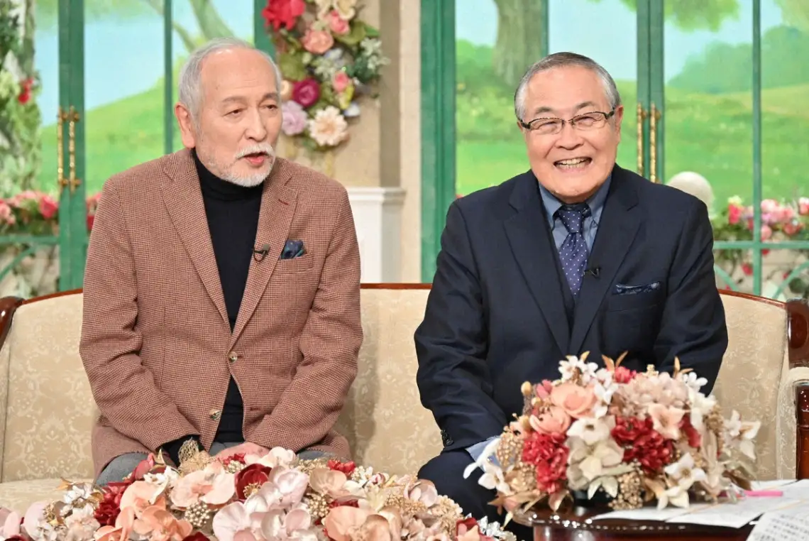 トーク番組「徹子の部屋」に出演する村井國夫さん（左）と小野武彦さん＝テレビ朝日提供