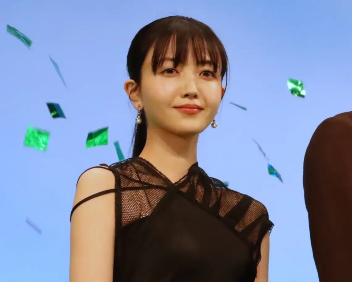 映画「ほどなく、お別れです」の完成披露舞台あいさつに登場した久保史緒里さん