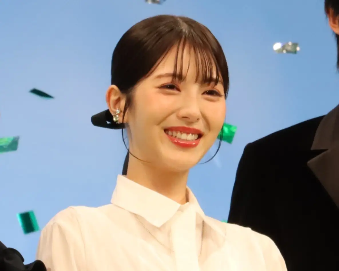 映画「ほどなく、お別れです」の完成披露舞台あいさつに登場した浜辺美波さん